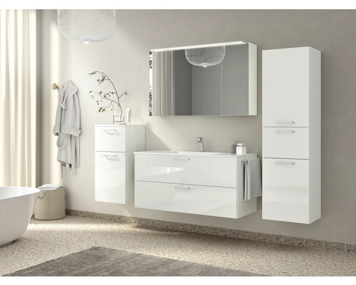 Badezimmer mit Waschtisch, Spiegel, Hängeschrank und Handtuch