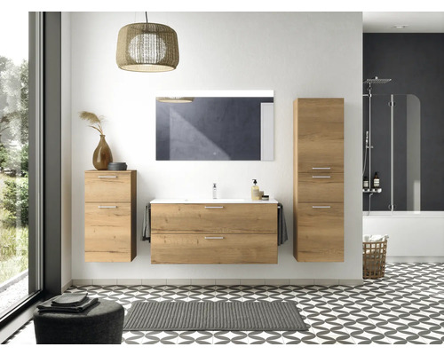 Modernes Badezimmer mit Waschtisch, Spiegelschrank, Hängeschrank und Badewanne mit Duschabtrennung.