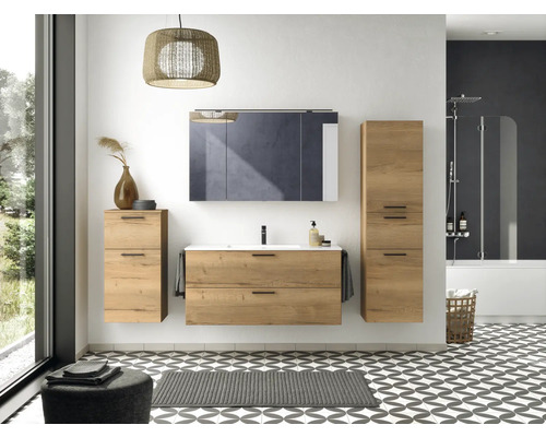 Salle de bain lumineuse avec meubles en bois, lavabo, armoire de toilette et douche