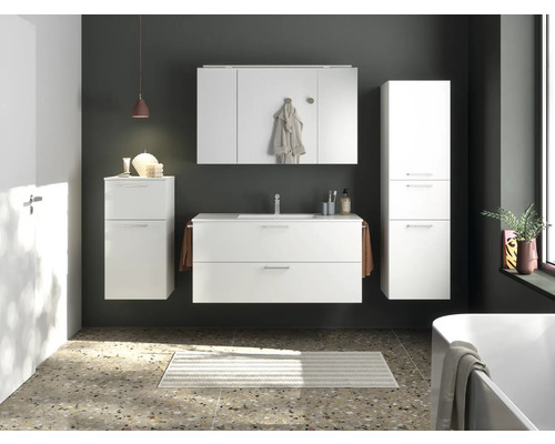 Modernes Badezimmer mit weißen Badmöbeln, Waschtisch, Spiegelschrank und Hochschrank vor dunkler Wand