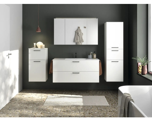 Salle de bain avec meuble sous-lavabo, armoire de toilette et armoire haute en blanc