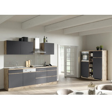 Moderne Küche mit grauen Schränken und Holzelementen, inklusive Spüle, Dunstabzugshaube und Backofen.