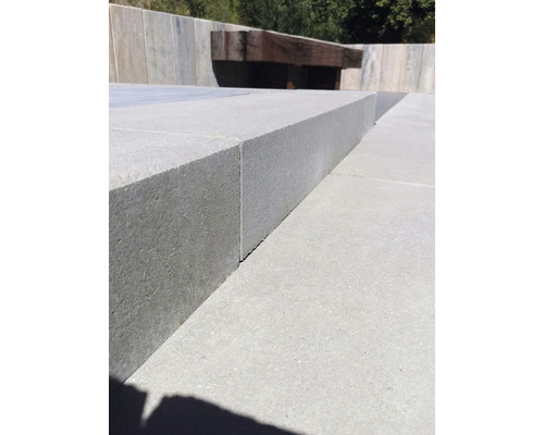 Gros plan sur des marches d''escalier en béton gris clair à l''extérieur.