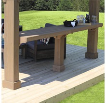 Detailansicht eines Holzpavillons mit Bartisch und Sitzgelegenheiten im Freien auf einer Terrasse.