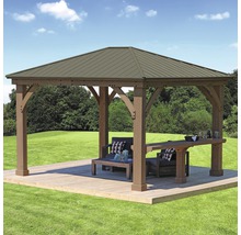 Pavillon mit Holzbalken und Metalldach auf einer Holzterrasse im Garten