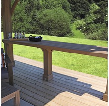 Holzterrasse mit Stehtisch, Gläsern und Getränken im Hintergrund