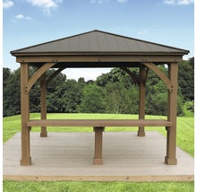 Pavillon mit Holzbalken und Metalldach im Garten