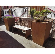 Aussenbereich mit Pflanzkübeln, Blumen und einer Bank