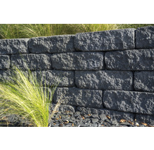 Gartenmauer aus Betonsteinen mit Pflastersteinen