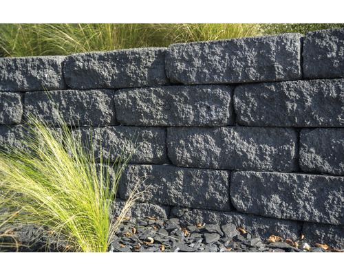 Mur de soutènement en pierres grises avec pavés