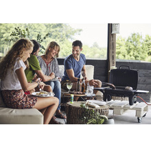 Un groupe de personnes fait un barbecue ensemble à l''extérieur avec un barbecue portable.