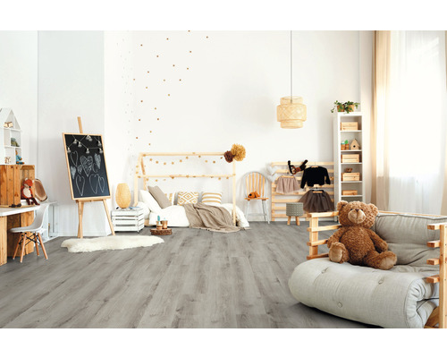 Chambre d''enfant lumineuse avec plancher en bois, tableau noir et jouets