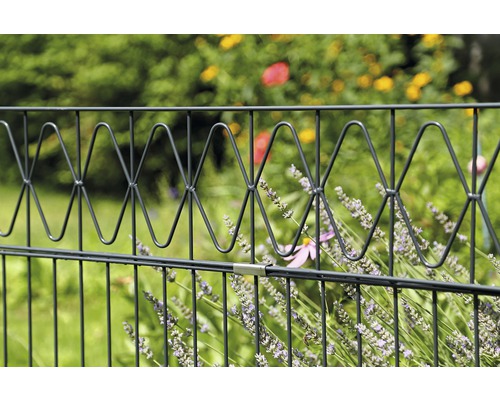 Vue détaillée d''une clôture métallique dans le jardin