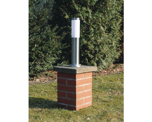 Lampe de jardin en acier inoxydable sur un socle en briques