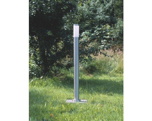 Luminaire de jardin en métal sur une pelouse