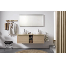 Modernes Badezimmer mit Doppelwaschtisch, Spiegel und Holzelementen.
