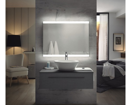 Modernes Badezimmer mit beleuchtetem Spiegel, Aufsatzwaschbecken und Unterschrank