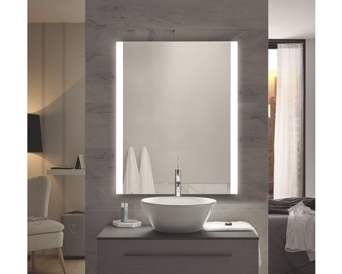 Modernes Badezimmer mit beleuchtetem Spiegel, Aufsatzwaschbecken und Waschtisch