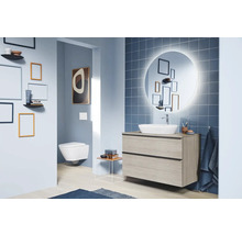 Salle de bain moderne avec lavabo, miroir et toilettes au design clair