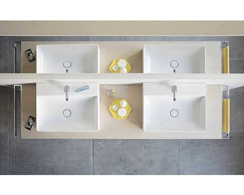 Salle de bains avec deux lavabos et surface de rangement