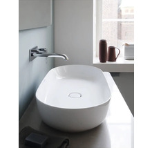 Vasque à poser en céramique dans une salle de bain avec robinet