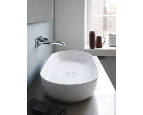 Aufsatzwaschbecken aus Keramik im Badezimmer mit Armatur