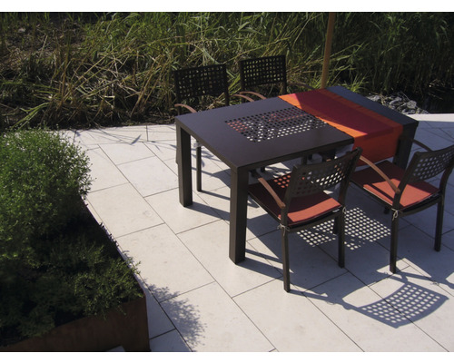 Table de jardin carrée avec chaises sur une terrasse