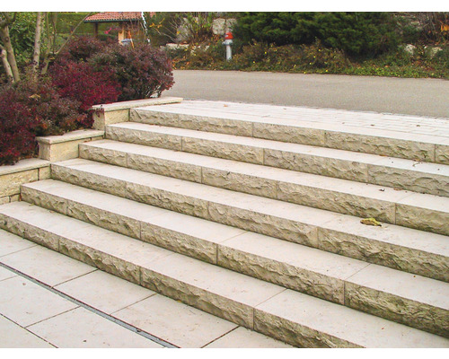 Treppe aus Naturstein im Außenbereich