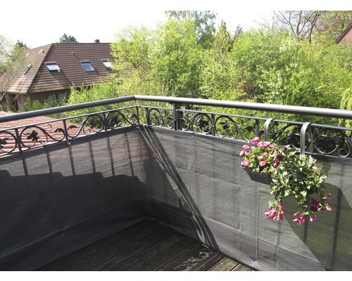 Balkon mit Sichtschutznetz und Blumenkasten