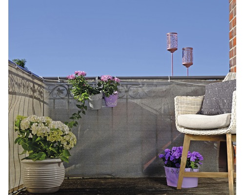 Balkonbespannung PE 90 x 300 cm beige/anthrazit meliert Balkon mit Sichtschutz, Blumen in Töpfen und Korbstuhl