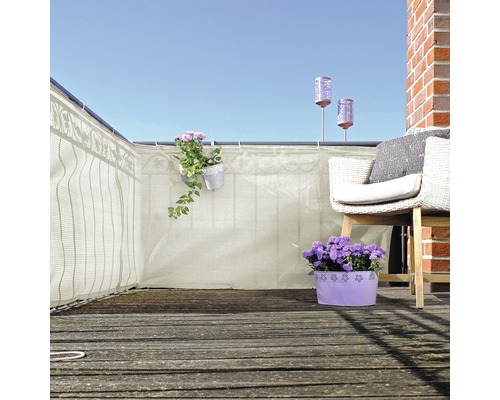Balcon avec pare-vue, chaise et jardinières