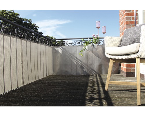 Einblicksschutz aus Kunststoffgewebe auf einem Balkon mit Stuhl und Blumenschmuck.