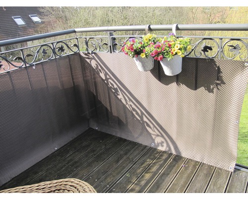 Balcon avec écran de confidentialité et jardinières