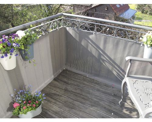 Balcon avec écran de confidentialité, plantes de balcon et sièges