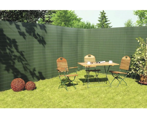 Jardin avec brise-vue, table de jardin et chaises