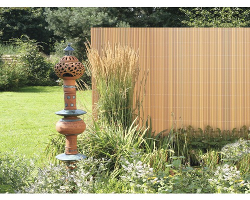 Jardin avec clôture d''intimité et sculpture décorative de jardin