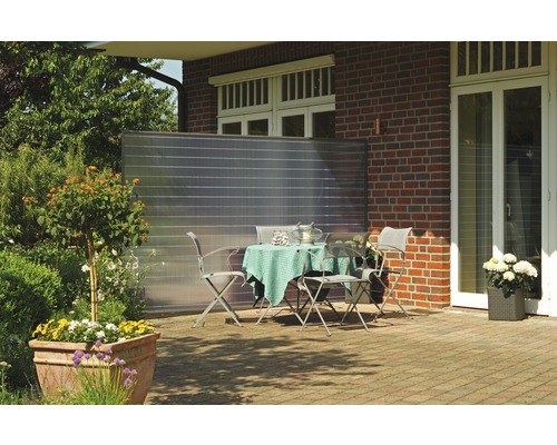 Terrasse avec table, chaises et paravent