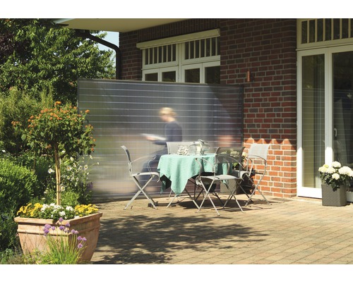 Terrasse avec brise-vue, table de jardin et chaises