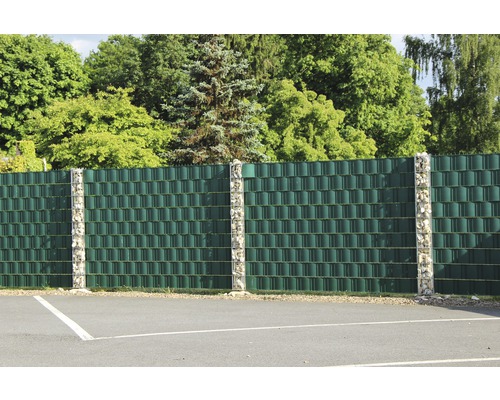 Sichtschutzzaun aus Kunststoff mit Gabionenpfosten