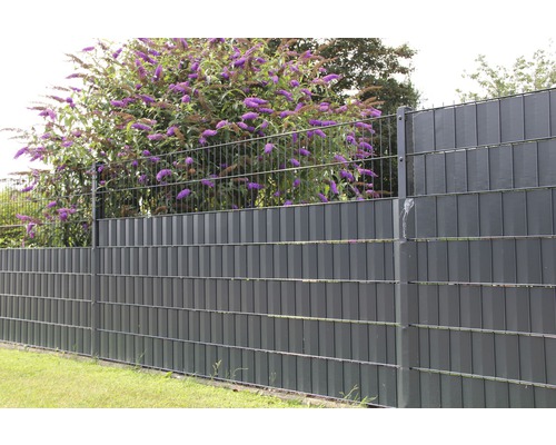 Sichtschutzzaun mit Metalleinsätzen und Drahtgitter