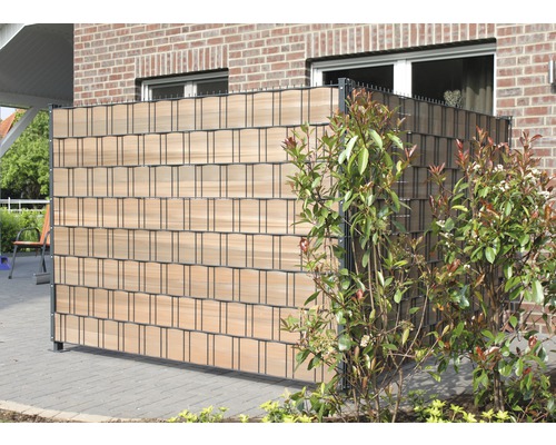 Clôture de confidentialité en bois et métal dans le jardin