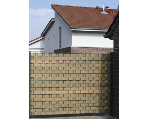 Sichtschutzzaun aus Kunststoff mit Haus im Hintergrund