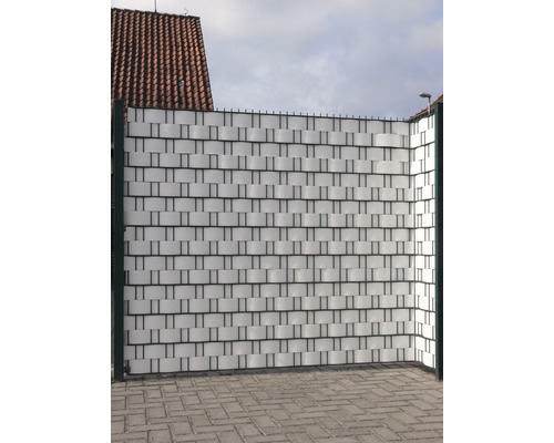 Sichtschutzzaun aus Kunststoffelementen