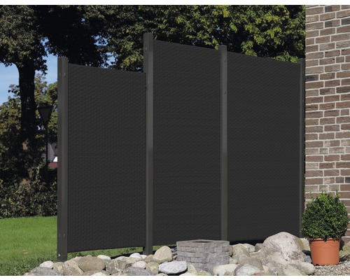 Trois écrans de confidentialité en plastique dans le jardin.