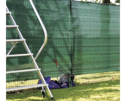 Sichtschutznetz am Zaun mit Leiter, Tennisschläger und Tasche