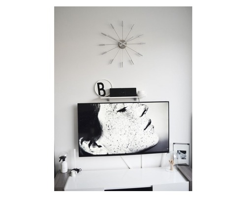 Wohnzimmer mit Fernsehgerät, Uhr und Dekorationen