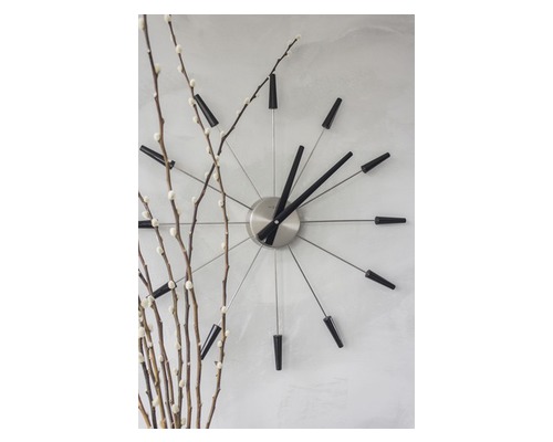 Wanduhr mit Zeigern und Blütenzweigen