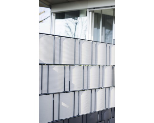 Sichtschutzzaun aus Kunststoff mit Metallelementen