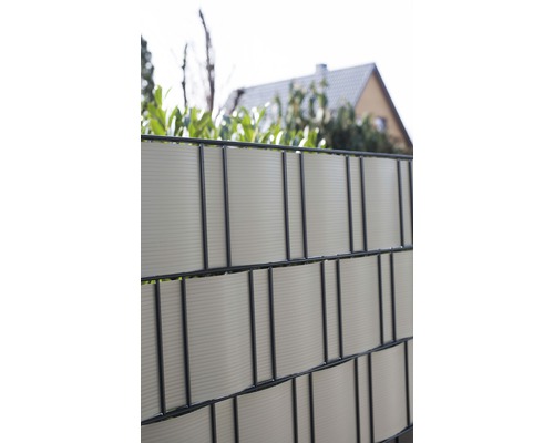 Clôture de jardin avec bandes d''intimité