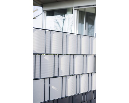 Clôture de confidentialité en plastique avec éléments métalliques